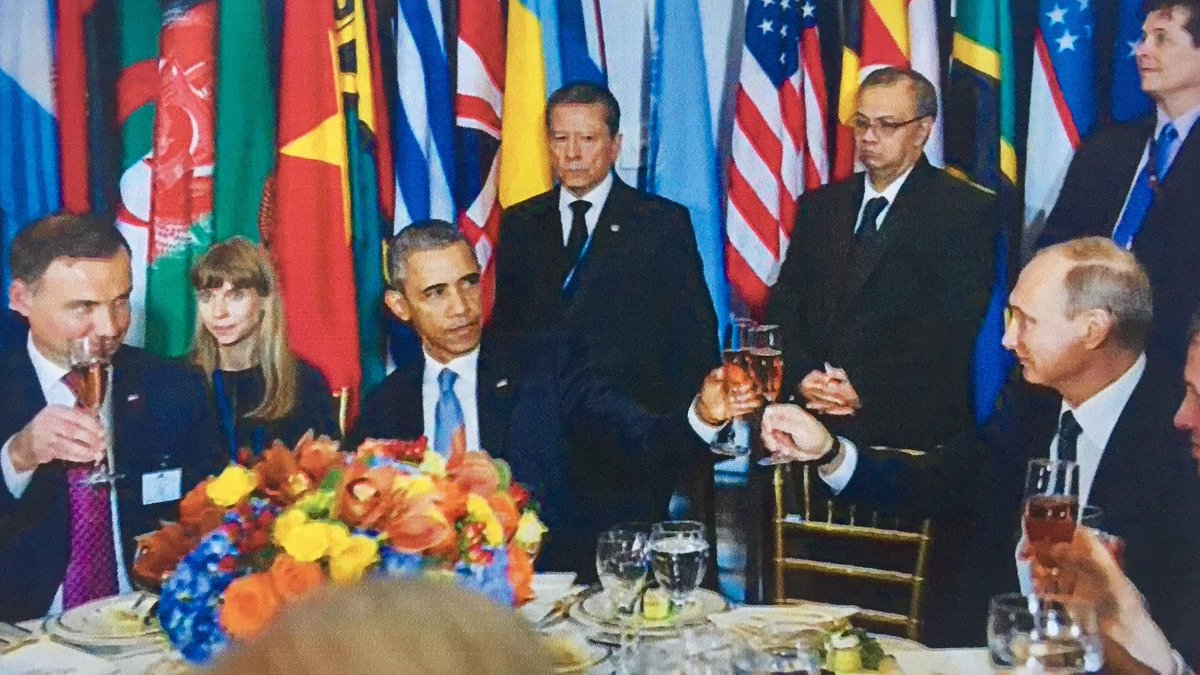 JanuszSibora's tweet image. Jeden z ciekawszych stołów dyplomatycznych. To był toast. Obama, Putin i Duda przy jednym stole. Był to wrzesień 2015 r. #diplomacy #diplomaticprotocol #protocol #USA #Poland