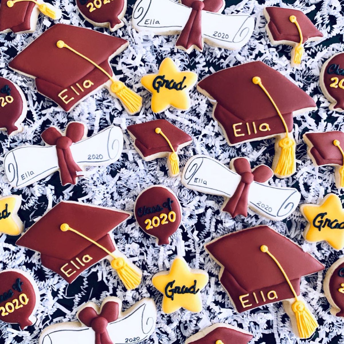 NadiaGundert's tweet photo. Congrats to all graduates ๐ Itโs been a joy to help you celebrate this special milestone with some sweet treats! Hereโs a garnet and gold set for Regi grad Ella. #gradcookies2020 #gradcookies #cookiedecorating #sweettreatsbynadia #garnetandgold #graduationcookies https://t.co/3CqUoyZp2s