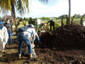UJCdeCuba's tweet photo. Juntando fuerzas, corazones, voluntades; derrochando ingenio; consagrando esfuerzos y conocimientos. Audaces, amorosos, humanos, como han aprendido en Revolución. Así se ha visto a los #Jóvenes cubanos en la batalla contra la #Covid_19 que libra el pueblo de #Cuba. https://t.co/FJ3FF8PXns