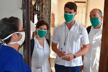 UJCdeCuba's tweet photo. Juntando fuerzas, corazones, voluntades; derrochando ingenio; consagrando esfuerzos y conocimientos. Audaces, amorosos, humanos, como han aprendido en Revolución. Así se ha visto a los #Jóvenes cubanos en la batalla contra la #Covid_19 que libra el pueblo de #Cuba. https://t.co/FJ3FF8PXns