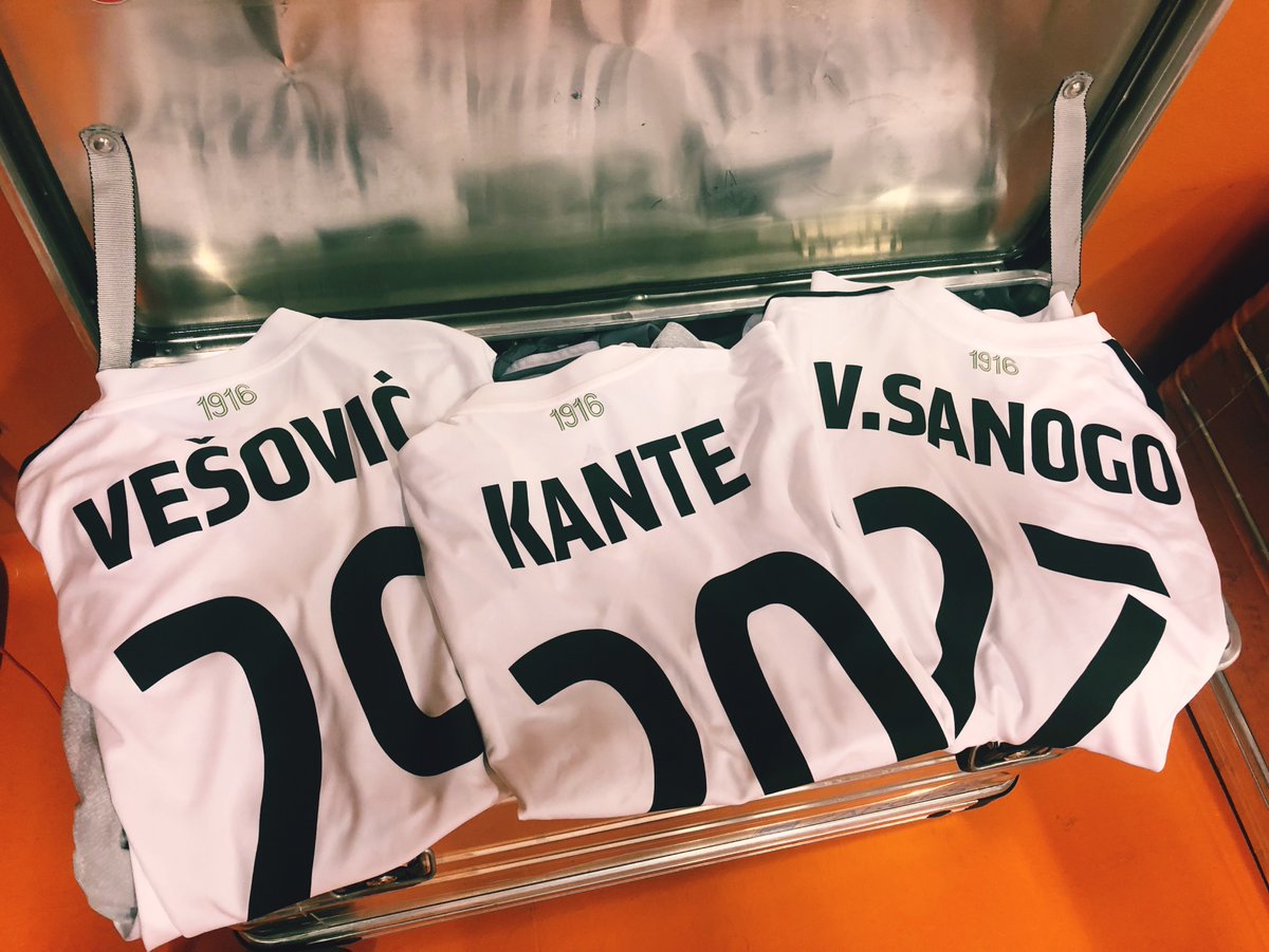 LegiaWarszawa's tweet photo. Chłopaki, nie mogło Was z nami zabraknąć! #JAGLEG
DRU ŻY NA! 🤩👏 https://t.co/Z3mczVT5ix