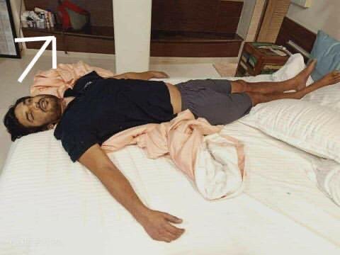 justice_sushi's tweet photo. I know some people will say it’s not clear...Now see his hand

#JusticeForSushantSinghRajput 
#justiceforSushantforum https://t.co/iJLc27eu9Y