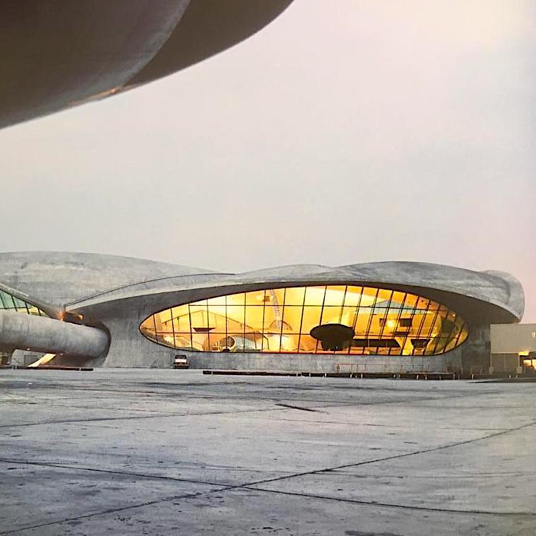 MidiDesignMx's tweet photo. 1962. TWA Terminal, New York by Eero Saarinen. Photo by Ben Schnall in Eero Saarinen, Phaidon, 2005, p.204, London. #EeroSaarinen #TWA #NYC #airports #ModernArchitecture #ModernAirports #Architecture #ArchitectureAndPhotography #MastersOfDesign #WeLoveSaarine https://t.co/ZkpSVd4tUe