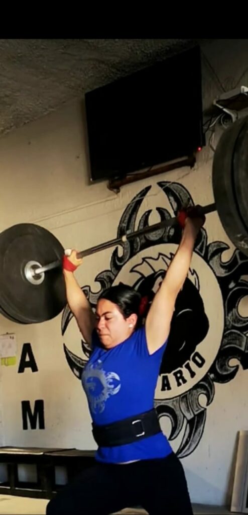Alyn Rivas disciplinada en el levantamiento de pesas - notigram.com/durango/deport…