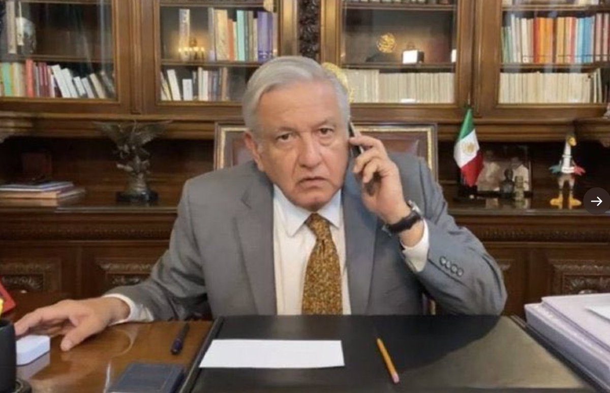 - Hoy se estrena el video “Ramito de Violetas”, señor Presidente.

- ¿Ramito de qué?