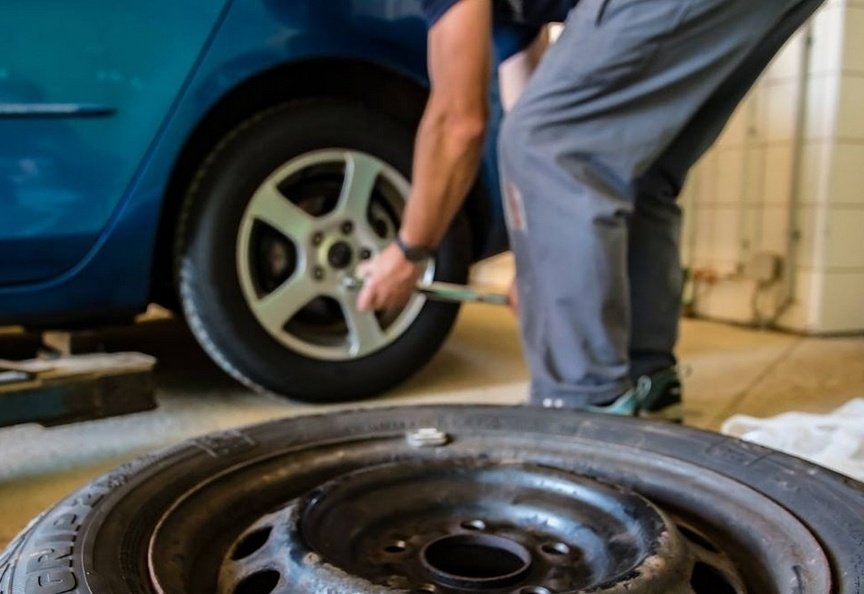 GratitudeDNA's tweet image. คุณยายวัย92เอารถเข้าอู่ซ่อมเพราะตะปูทิ่มล้อ แต่ตรวจสภาพแล้วพบว่าต้องเปลี่ยนหมดทั้ง4ล้อเพราะสภาพย่ำแย่เต็มที พนง.เลยเข้ามาอธิบายให้ฟัง คุณยายโอดครวญว่าพอจ่ายแค่ล้อเดียว 4ล้อจ่ายไม่ไหว ตร.ทางหลวงที่นั่งใกล้ๆได้ยินแล้วอยากช่วย เลยแอบไปจ่ายเงินแทนให้..แล้วจากไปโดยไม่ได้บอกคุณยาย 😭😇