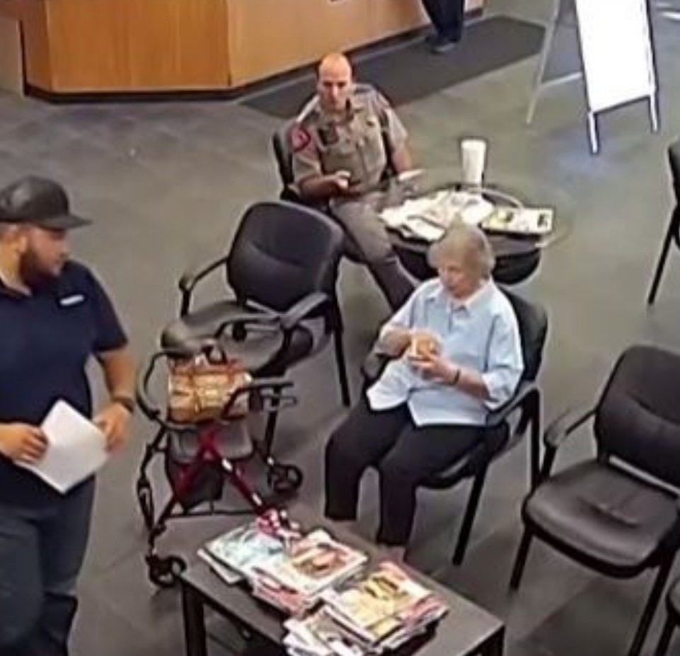 GratitudeDNA's tweet image. คุณยายวัย92เอารถเข้าอู่ซ่อมเพราะตะปูทิ่มล้อ แต่ตรวจสภาพแล้วพบว่าต้องเปลี่ยนหมดทั้ง4ล้อเพราะสภาพย่ำแย่เต็มที พนง.เลยเข้ามาอธิบายให้ฟัง คุณยายโอดครวญว่าพอจ่ายแค่ล้อเดียว 4ล้อจ่ายไม่ไหว ตร.ทางหลวงที่นั่งใกล้ๆได้ยินแล้วอยากช่วย เลยแอบไปจ่ายเงินแทนให้..แล้วจากไปโดยไม่ได้บอกคุณยาย 😭😇