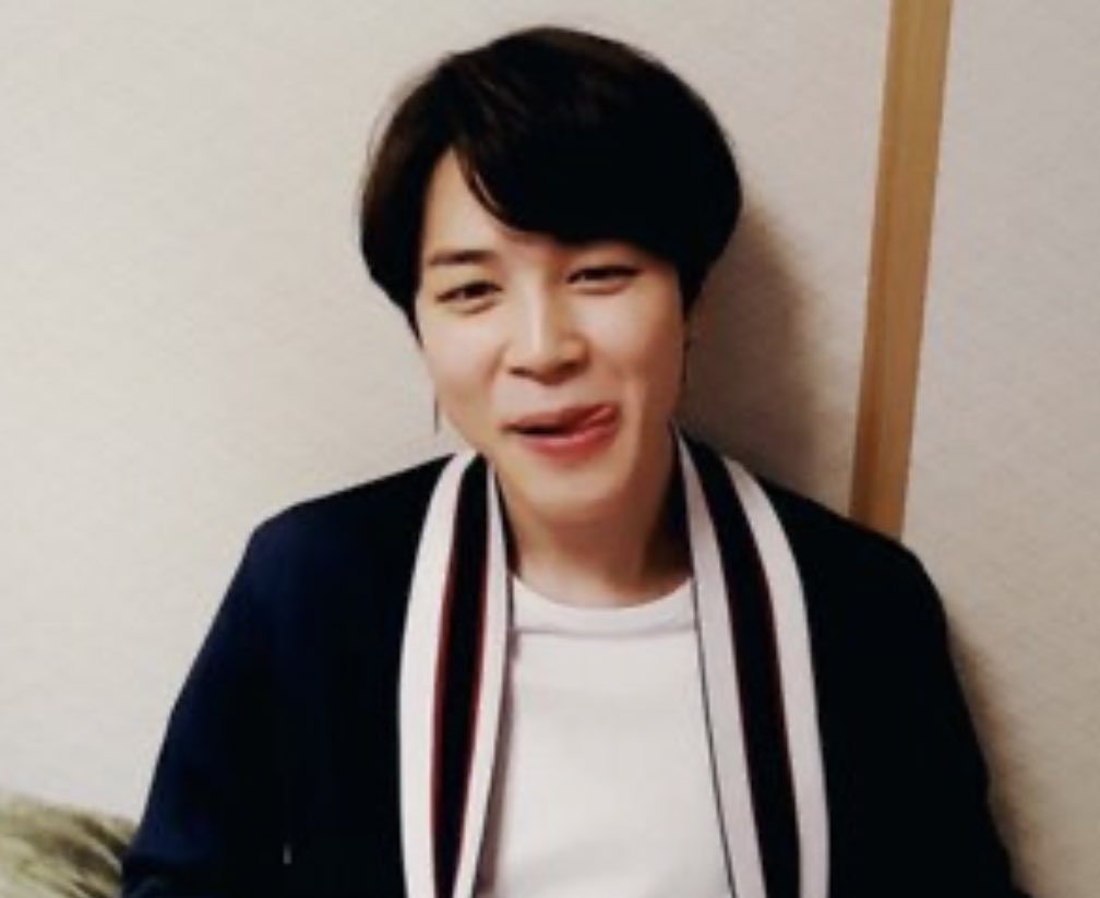 he literally lifted his shirt??!?!