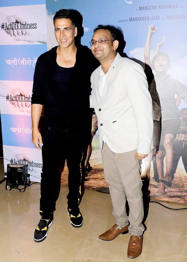 This is how Sushant talent was once again betrayed by his own industry people & some big Stars . In pic Akshay Kumar with Producer Mahaveer Jain .  #TruthOfSushantSinghRajput