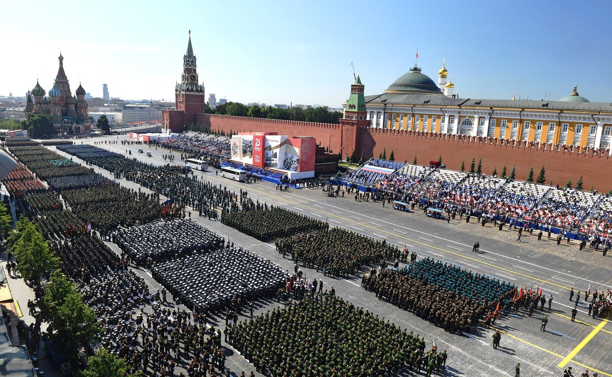 На мой взгляд, мы сегодня наблюдаем момент единения прошлого и настоящего. Исторический круг замкнулся. Ровно 75 лет отделяют легендарный парад 24 июня 1945 г. от нынешнего, такого же торжественного и величественного. tass.ru/obschestvo/880…