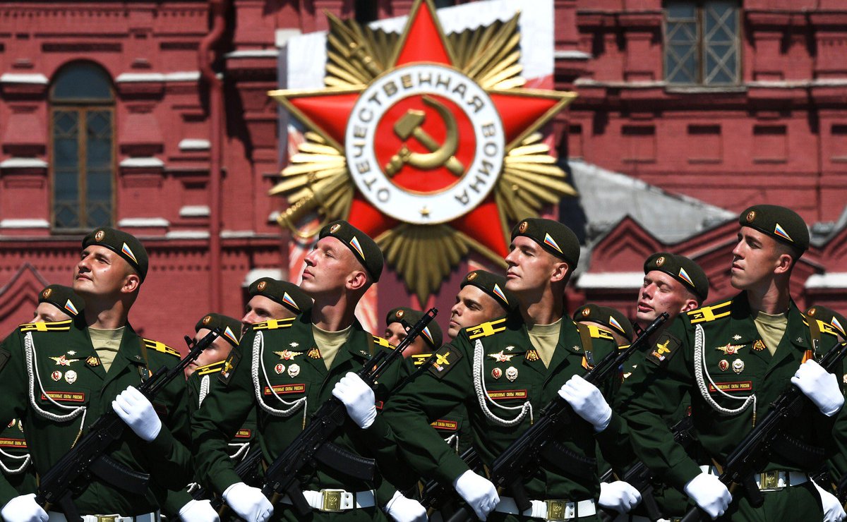 a_shkolnik_'s tweet photo. На мой взгляд, мы сегодня наблюдаем момент единения прошлого и настоящего. Исторический круг замкнулся. Ровно 75 лет отделяют легендарный парад 24 июня 1945 г. от нынешнего, такого же торжественного и величественного. https://t.co/CslTC7r6mO https://t.co/5ZZycWbTav