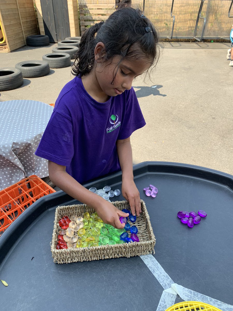 Apollo_Class's tweet photo. Some lovely sorting going on today in Apollo! Organising in rainbow order. https://t.co/5pWrLaqWzc