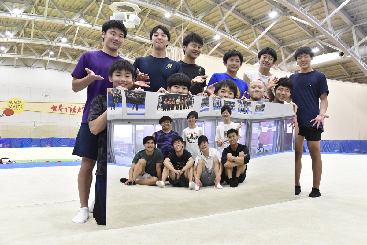 柴田 翔平 男子新体操obカップ 表現賞 の 青森山田 高校に運営チームより鏡をいただきました ありがとうございました