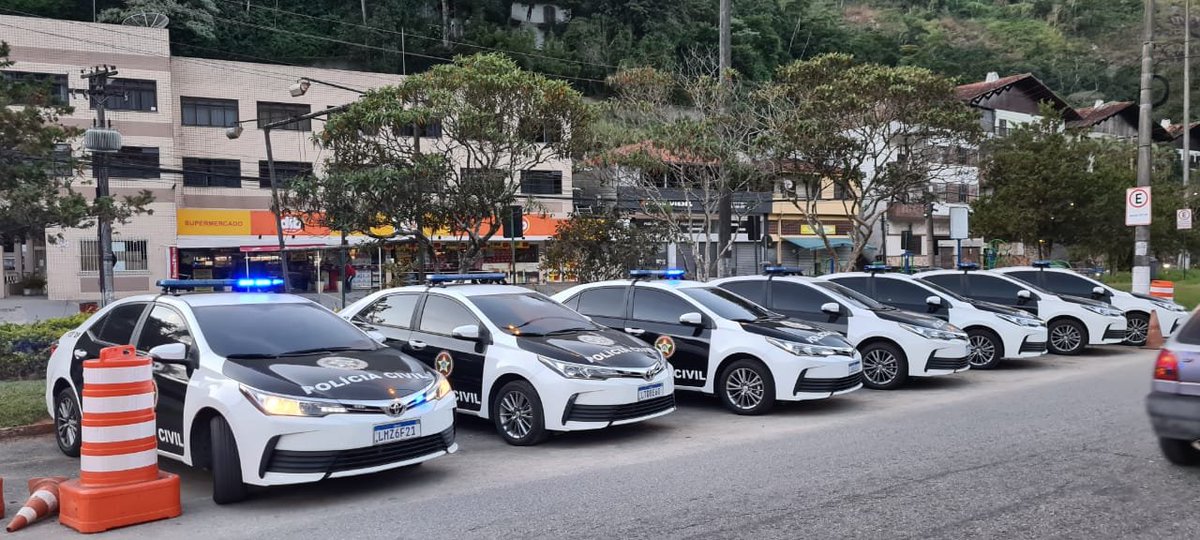 PCERJ's tweet photo. #105DP realiza operação para prender autor do homicídio de Matheus Santos de Oliveira. A vítima estava desaparecida desde o último dia 13 e seu corpo foi encontrado em um matagal na Lagoinha, em Petrópolis, Região Serrana do Rio. Saiba mais: https://t.co/TXsJDAlYu1 https://t.co/3HYWPmeSMV