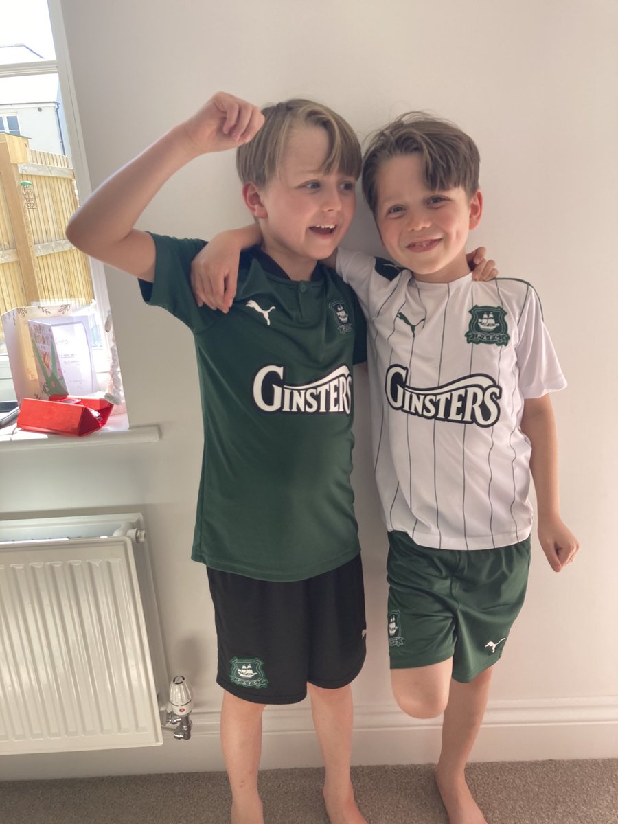 ⁦@Only1Argyle⁩ Two happy customers #GreenArmy