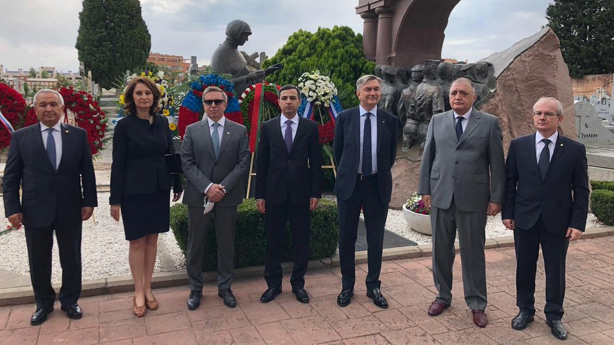 EmbajadaRusaES's tweet photo. 🌟 Este 24 de junio con motivo del 7⃣5⃣.º Aniversario de la #Victoria75, el Embajador de 🇷🇺 Yuri #Korchagin y los Embajadores de 🇦🇲, 🇷🇸, 🇰🇿, 🇦🇿, 🇺🇿, y 🇧🇾 han colocado las ofrendas 🌹 al monumento a los voluntarios soviéticos⭐ caídos en 🇪🇸 durante la Guerra Civil de 1936-1939. https://t.co/BmKLHDcxBL