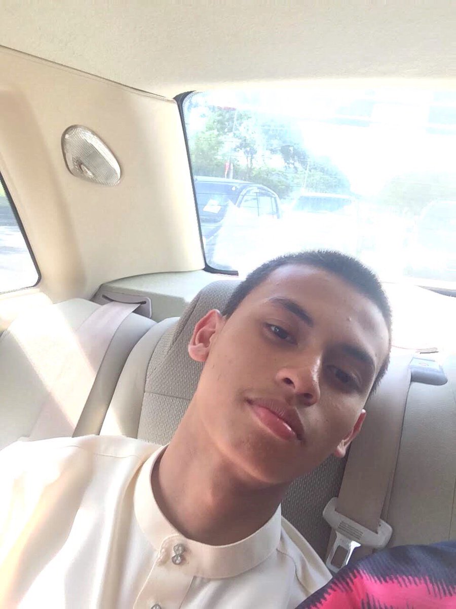 Dqnish__'s tweet photo. Dulu rambut setiap bulan kene cantas ngn ckgu, jgn bce smpai hbis https://t.co/QIz8qrFLGO