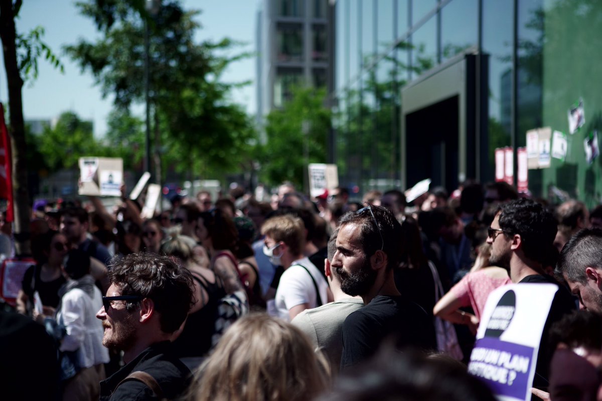 sdjbfmtv's tweet photo. Très belle mobilisation des rédactions #NextradioTV en grève.Des anciens &amp; confrères sont venus nous soutenir!
Pour le maintien des moyens qui permettent d’assurer 20h de direct dans les meilleures conditions.Indissociables de l’exigence éditoriale de cette chaîne,qu’on aime fort https://t.co/T3NOWjHuAf