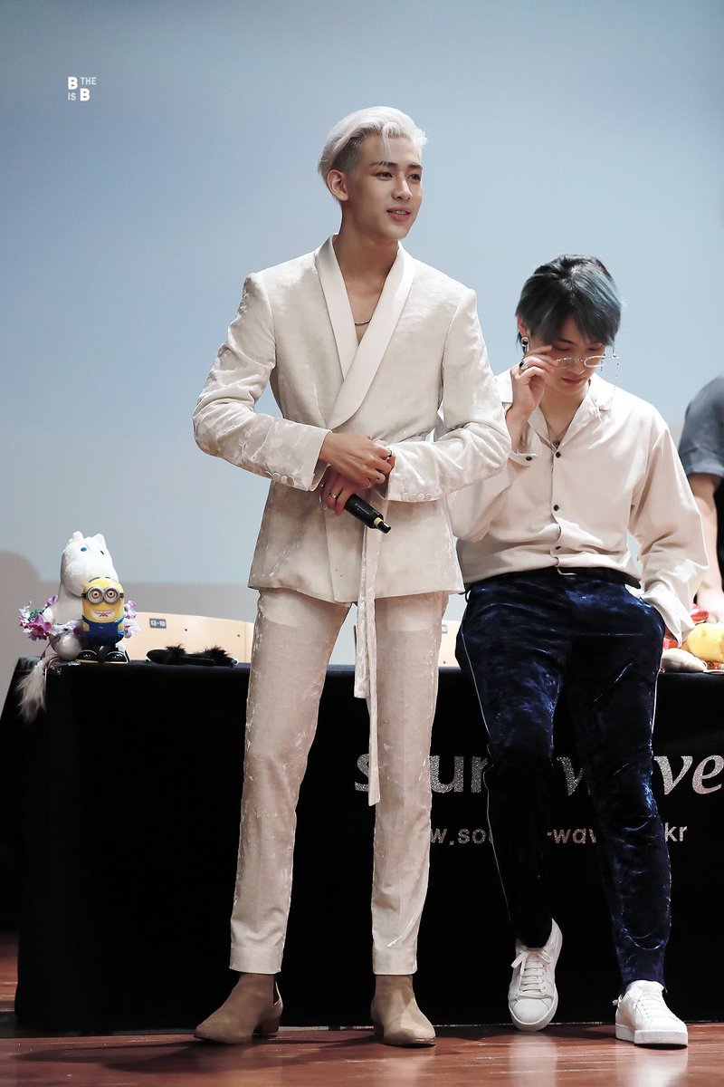 _52mm's tweet photo. เซ็ทนี้คื��หล่อเกินต้านทานมาก🥺
ทั้งชุดทั้งทรงผมสีผม ดีไปหมด ลงตัวมากกกกก
@BamBam1A #แบมแบม #BamBam
cr.B IS THE B💕 https://t.co/7SPy2xd9Ko