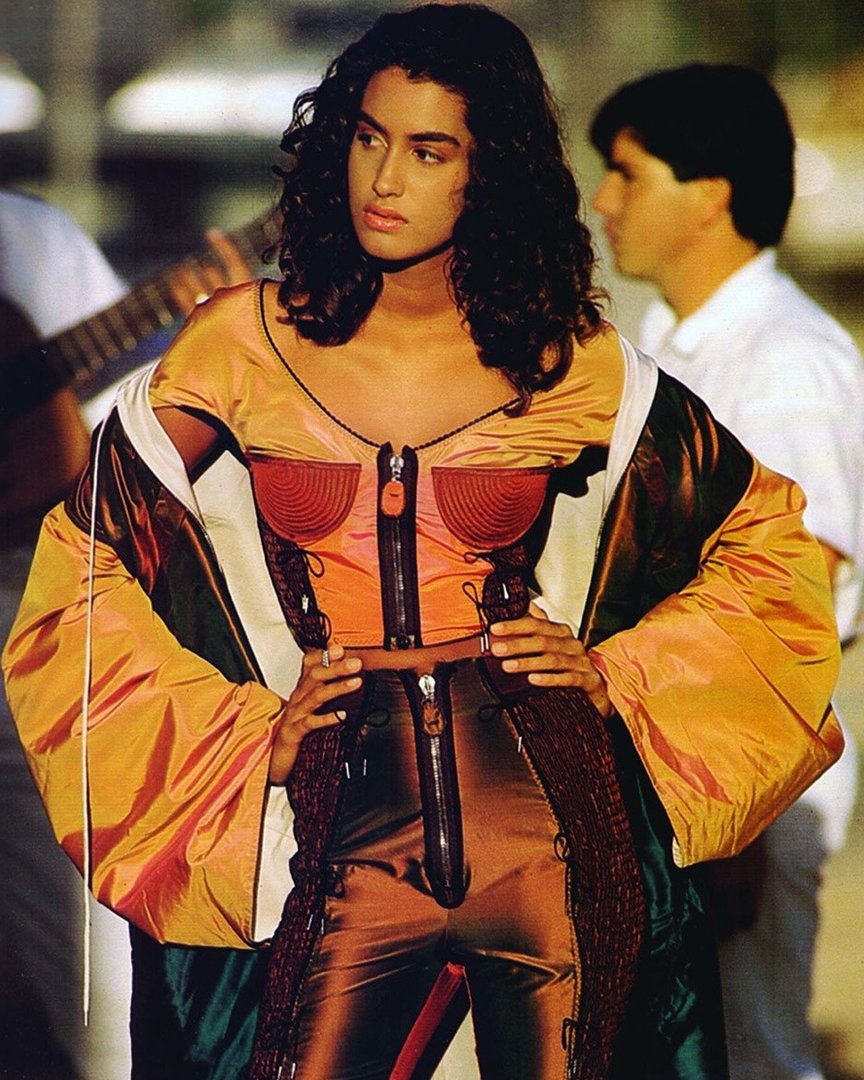 JPGaultier's tweet photo. “It is beautiful to be what you are,” by #JeanPaulGaultier.
#YasmeenGhauri wearing #RTW #SS90 for @ElleGermany. #JPGFREAKING50
Photographed by #GillesBensimon. https://t.co/g08ISFZeVh