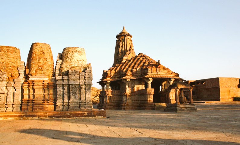 Menal Temple complex in Menal, Rajasthan is a Shiva Temple complex dating back to the 11th century. It is popularly known as Mini Khajuraho and was built by Someshwar Chahamana of the Shakambhari Dynasty.(1/4) @LostTemple7