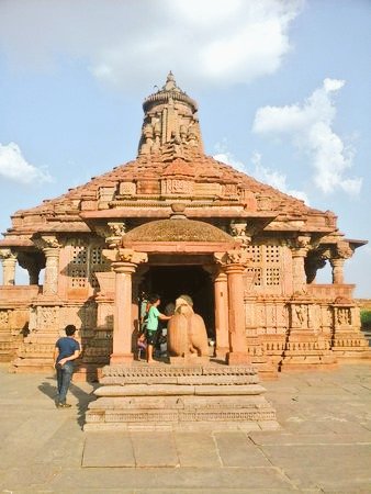 It has the Bhumija style of architecture with Panchratha ground plan and superstructure carrying strings of Angasikharas surrounded by Amalaka. A NandiMandapa also exists.(2/4)