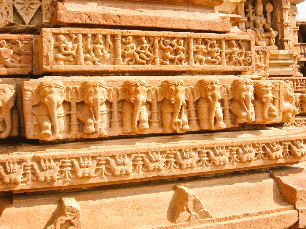 The entrance is embellished with a seated lion and number of guardian deities on the wall panels. Several carved images of Ganesha, Bhairav, Shiva and Parvati grace the complex.(3/4) @ReclaimTemples