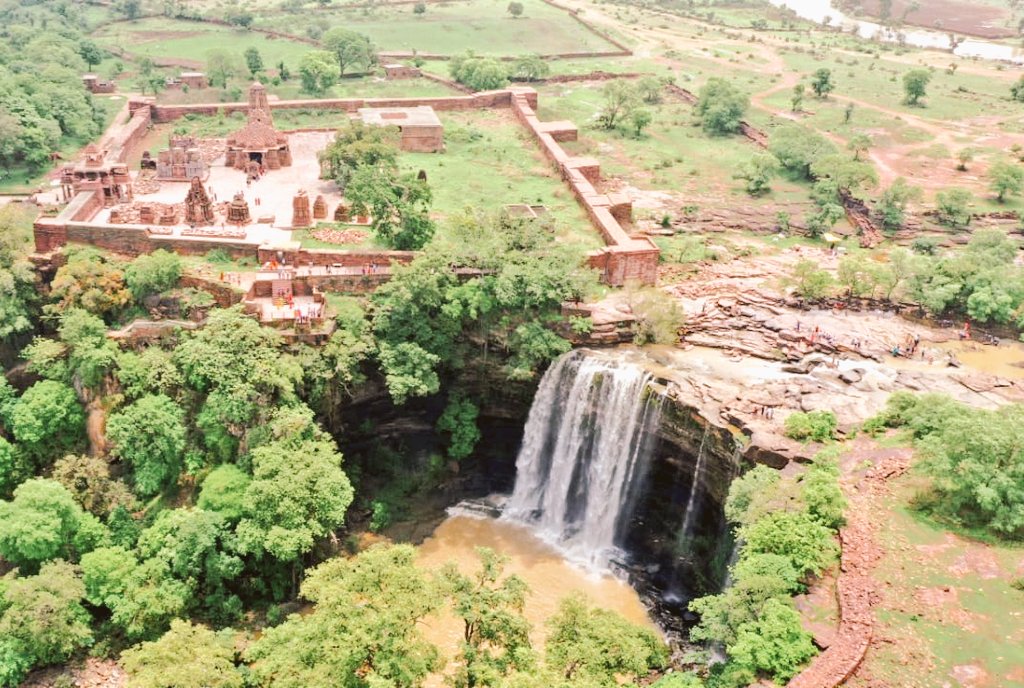 The place garnered fame during the reign of Prithviraj Chauhan, as it was his favourite mountain retreat during the summers. He built a palace on the Banks of Menal river. Two inscriptions of Prithviraj II dated 1226 also tells us about a math established by him.(4/4)