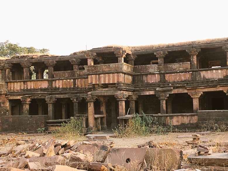 The place garnered fame during the reign of Prithviraj Chauhan, as it was his favourite mountain retreat during the summers. He built a palace on the Banks of Menal river. Two inscriptions of Prithviraj II dated 1226 also tells us about a math established by him.(4/4)