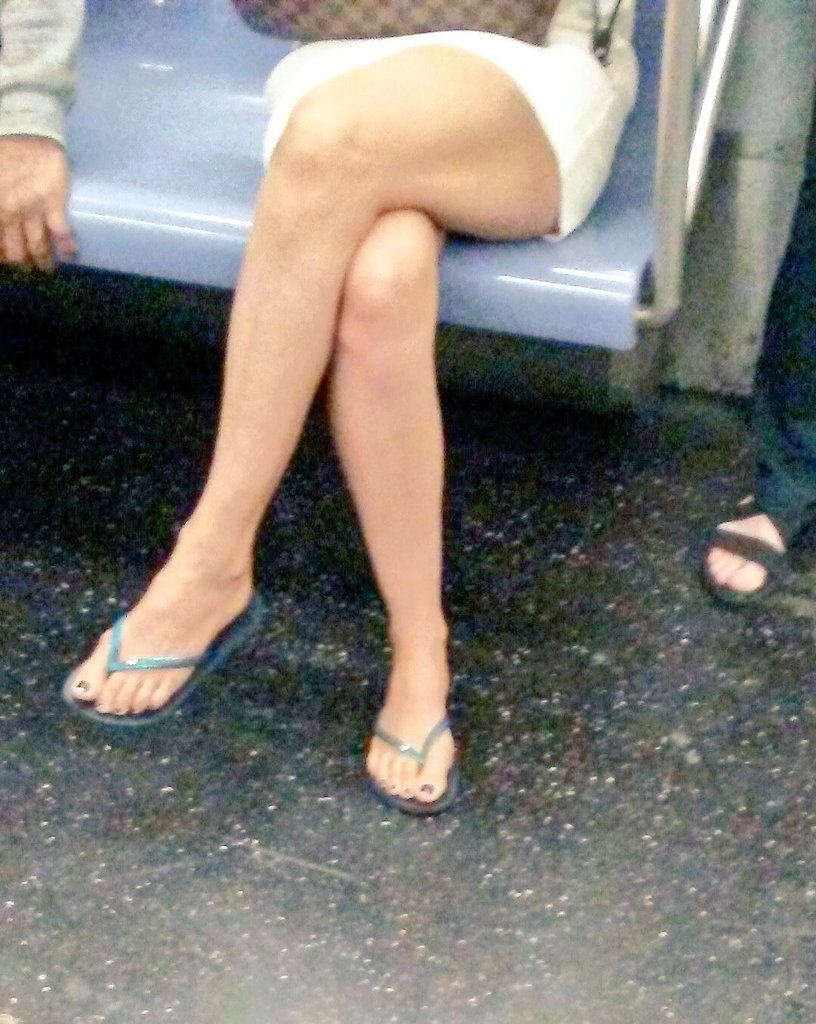 CMcskeet's tweet photo. September 16,2016. Subway car. #prettyfeet  #sexylegs #nicelegs  #candidfeet https://t.co/eCSsp7YRDZ