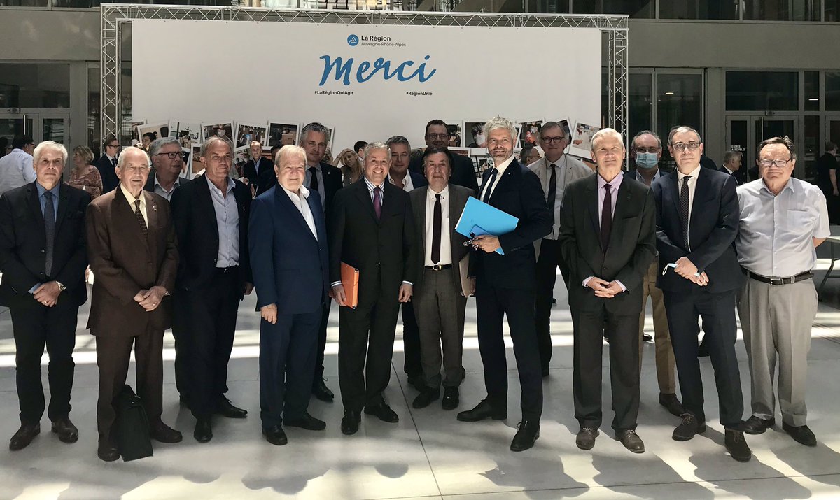 CCI_ARA's tweet photo. Rencontre entre les élus de la @CCI_ARA et @laurentwauquiez @blanc_etienne @jacquesblanche5 : une écoute et une confiance mutuelles et des axes de travail très concrets pour aider ensemble les #entreprises d’@auvergnerhalpes à #rebondir ! #tourisme #montagne #industrie https://t.co/WhLgqzIdz9