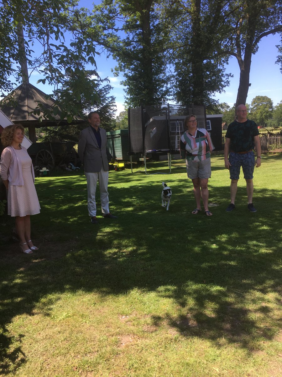 DeWeeversborch's tweet photo. Vandaag bezoek gehad van burgemeester Stapelkamp, gemeentesecretaris Annemieke Gildhuis en de heer Wilhard Knipscheer. Het was fijn even met elkaar gesproken te hebben en de warme belangstelling voor ons als ondernemers in Corona tijd. https://t.co/J446rDgBwk #gemeenteaalten https://t.co/Y4DyBlN40g