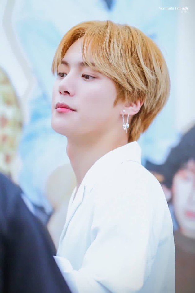 이주헍이랑 자긔즈로 비게퍼 하면서 팬 끌어모으는 아이돌 채 X 이주헍 악개 뭉 으로 보고싶은 채뭉이 있습니다. 배틀호모여도 재미있을듯? MH이는 이주헍 개인팬 네임드인데, 공계에서 다른 멤버 언급 하나도 없이 항상 주헍이 이야기만 하는 진짜 주헍팬 계정 굴리는 남팬인거.