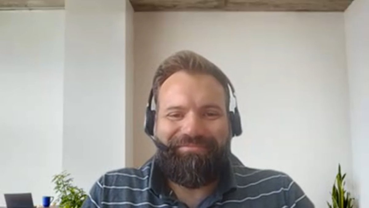 MSFT_EDU_CH's tweet photo. Martin Baumann sagt "Lernen kann nur durch aktive Arbeit geschehen." Der #Gamification-Ansatz von #MinecraftEdu regt genau dazu an. "Hier habe ich als Lehrer in der 10. Klasse auch die meisten Rückfragen außerhalb der Schulzeiten." Das spricht für sich. 😉#EduDay #PiLSchweiz https://t.co/vPitVK5REK