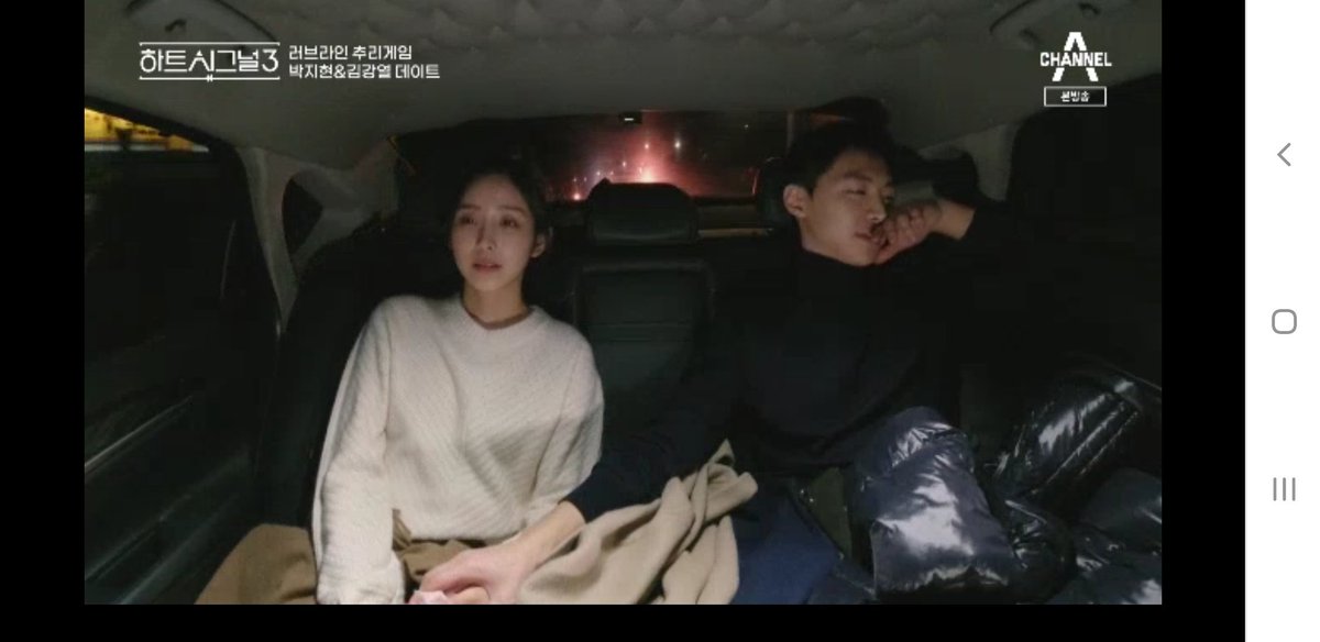 doc_maddi's tweet photo. This scene top it all.

Kangyeol x Jihyun
The exchange of hot pack. She giving it to him to warm his hand. He giving it back to her. His hand stay there. Hot pack is just an excuse for them to touch. 

He didn't take his hands off her!!!! Wow!! https://t.co/4M4qOLgMzM