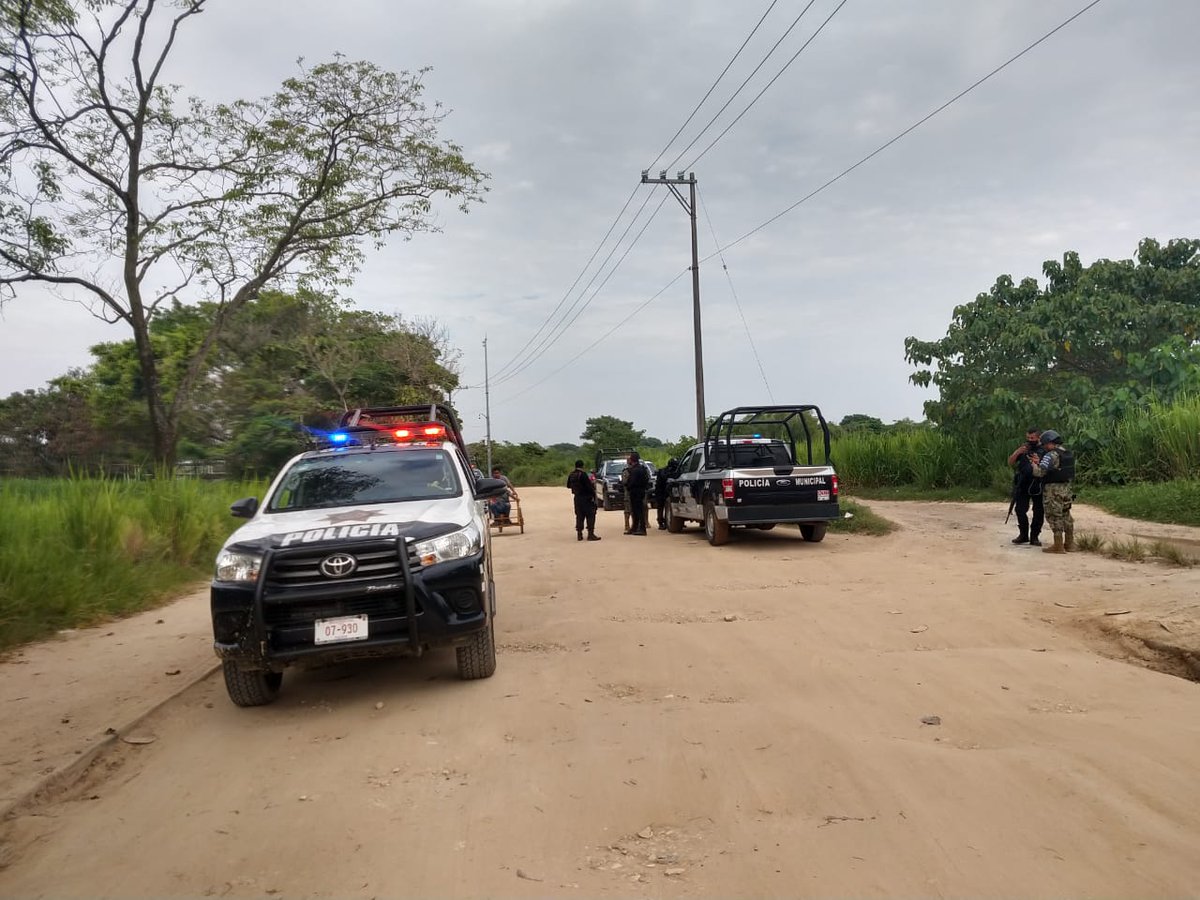 serrano1989's tweet photo. En camino a la panga, en la colonia Pemex de Agua Dulce, localizaron una cabeza humana. 
Más información en https://t.co/3BsfjayQEy https://t.co/Krqzfg3wQk