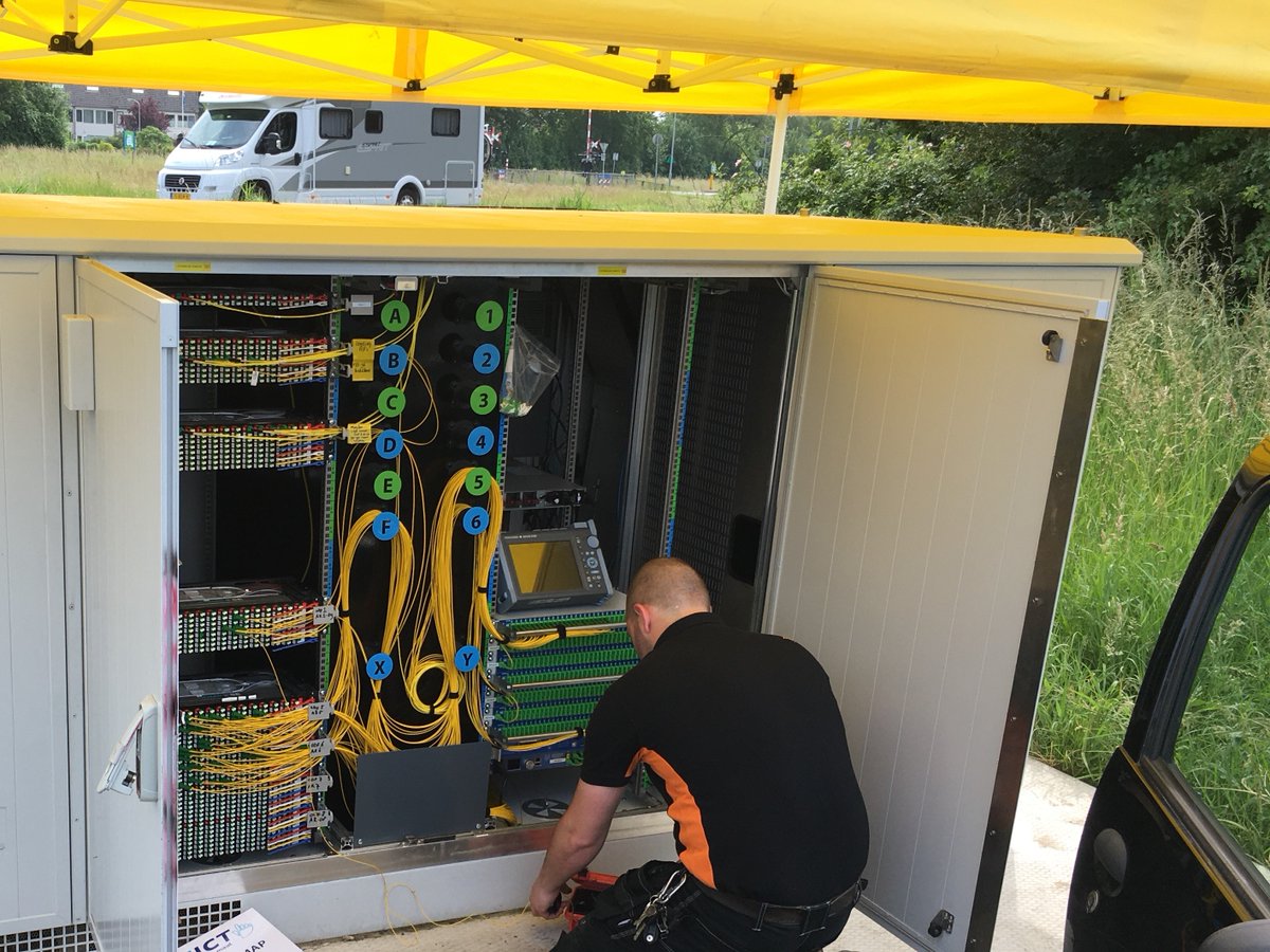 De POP (verdeelkast) in Uithuizen is gereed! Deze POP gaat honderden woningen aansluiten op ons snel internet netwerk. <a href="/CommunicatieTec/">CTNed</a> is de afgelopen en komende tijd vezels aan het lassen en doormeten met als doel: Snel Internet voor het #buitengebied!