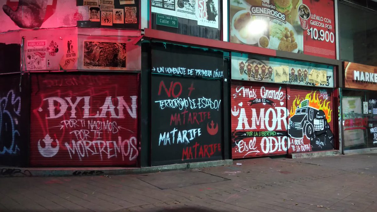 EscudosAzules's tweet photo. " Lo único más grande que el amor por la libertad, es el odio por quien te la quita"
Ezra Pound.
#dylanvive #dylannomurioadylanlomataron
Por ti nacimos, por ti moriremos.
#23N
Homenaje de la primera línea. https://t.co/Zx9gK5QUCJ