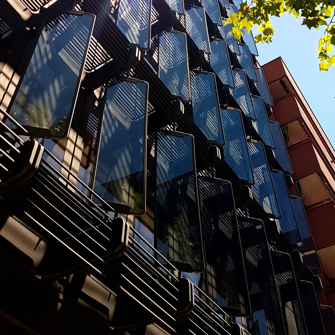 OriolMata's tweet image. Seu de la empresa Sandoz ceràmiques anys 70&apos; Granvia de les Corts Catalanes, seguint la ruta 6 de la Barcelona Retro #arquitectura #ceramicart #Barcelonaretro #Barcelona #Catalunya