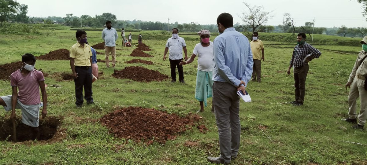 पटमदा प्रखंड अंतर्गत कमलपुर पंचायत में मनरेगा के तहत क्रियान्वित डोभा निर्माण, आम बागवानी योजनाओं का निरीक्षण किया। कार्य स्थल पर मजदूरों को आवश्यक रूप से मास्क का प्रयोग एवं सोशल डिस्टेंसिंग के अनुपालन करने का निर्देश दिया।

<a href="/HemantSorenJMM/">Hemant Soren</a> 
<a href="/JharkhandCMO/">Office of Chief Minister, Jharkhand</a>