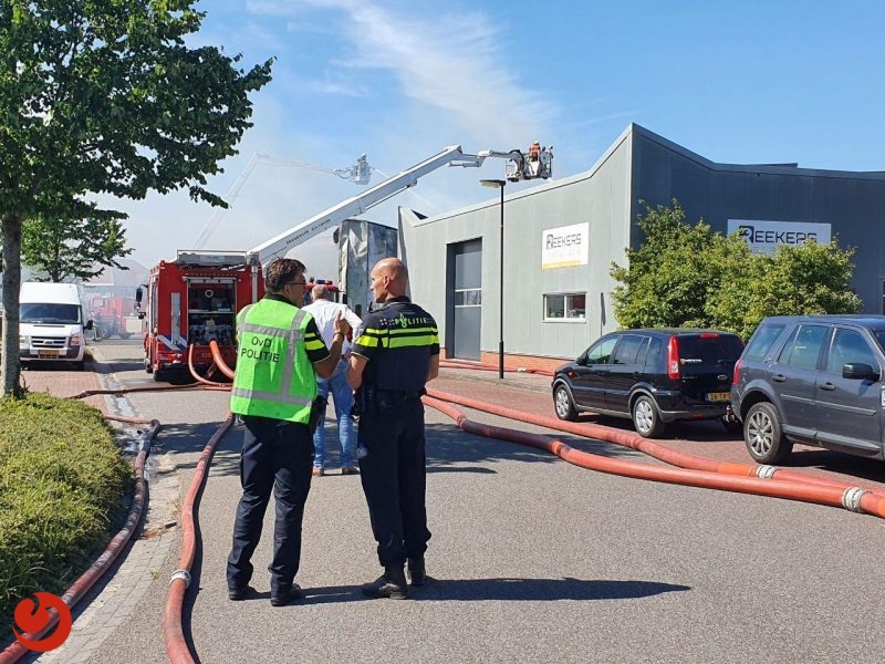 Zeer grote brand in bedrijfspand in Bolsward