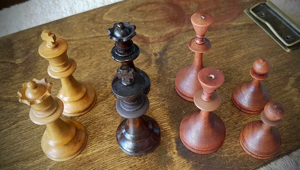 thechessschach's tweet image. Colour-matching collars this morning. These are my custom-tinted base coats. Front row to be matched to back row.
#thechessartist #customcolours #painttechniques #chess #chessplayers #fortheloveofchess instagr.am/p/CB0fozmH-wM/