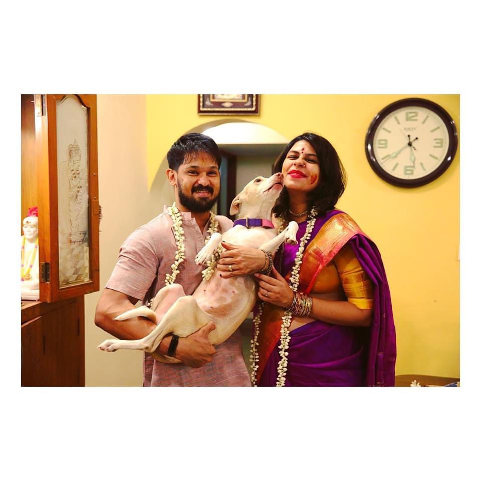 Nakkhul_Jaidev's tweet photo. My in-laws did a small valagapu at home last week with just us and the puppies / kittens ! Oola was as usual not too shy to pose and Bubbles, we tried our best to have her in frame but she only photobombed us ! 😂
.
.
.
📸 @avbhaskarphoto
.
#khulbeetails #khulbee #babykhulbee https://t.co/A0ftxQBjGN
