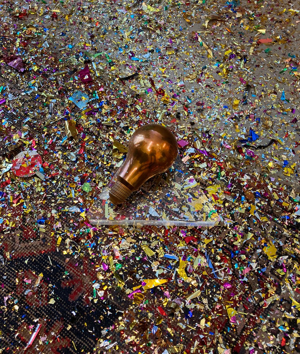 JEETJE. HEBBEN WE ZOMAAR EEN BRONZEN ADCN-LAMP GEWONNEN VOOR DE IKEA LUISTERCATALOGUS OP DEZE ZONNIGE DAG 🎉🎉🎉 #TROTS @ADCN @AmpAmsterdam @IKEANederland