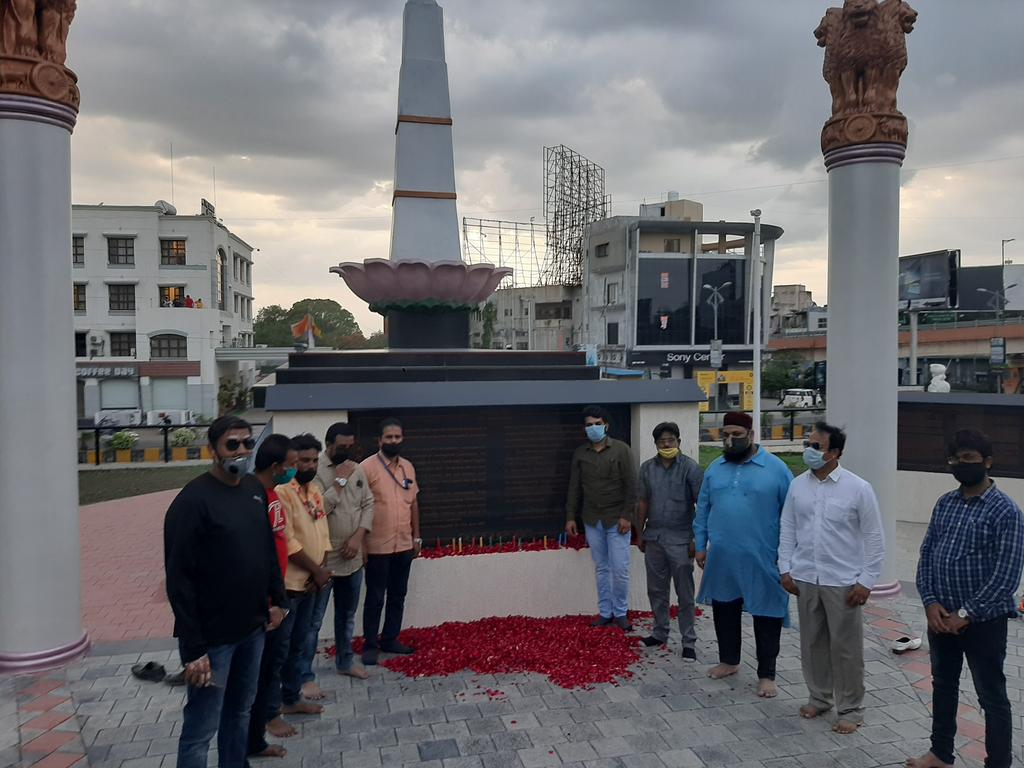 sameersajed's tweet photo. 24 June 1857 k Jung-e-Aazadi Me Shahid Aurangabad k Kranti Chowk ka Naam Jis Wajh se Pada Waha Kala Chabutra k Pas 20 Muslims Sipahiyo ko Jung-e-Aazadi Me Britishers Ne Fasi Di Thi..
Un Sabhi 20 Shahido Ko Aaj Majlis ki Janib se Khiraj-e-Aqeedat Pesh ki Gayi https://t.co/J3sbrXjgBg
