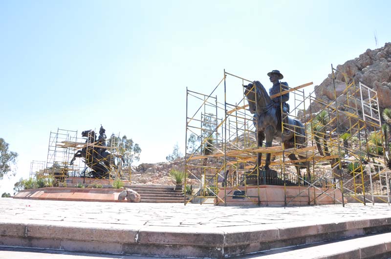 FototecaZac's tweet photo. A 106 años de la Toma de Zacatecas #Foto Monumento ecuestre a los generales revolucionarios Pánfilo Natera, Francisco Villa y Felipe Ángeles en el cerro de la Bufa durante trabajos de conservación con motivo del Centenario de la Toma de Zacatecas. #ImagenDe Jaime Robledo. https://t.co/vwuftwkKXu