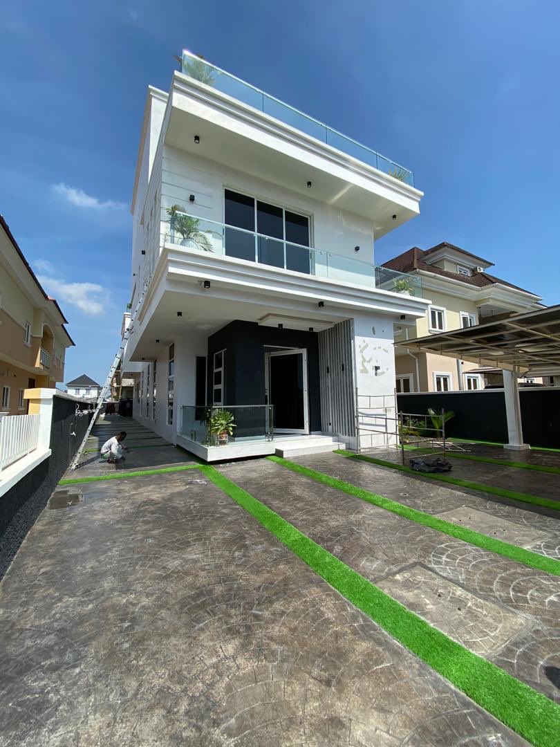 Chibusonmaokara's tweet photo. For Sale
5  Bedroom Detached Duplex with BQ, Swimming Pool and Cinema 
Location : Arcdia Groove Estate. Osapa. Lagos.
Price : 300 Million Naira asking. 
• Swimming Pool • Luxurious House Cinema • Automation
• All rooms ensuite
• 2 living rooms
• 1 rooms Bq
• Fitted kitchen https://t.co/sYorHeO52E