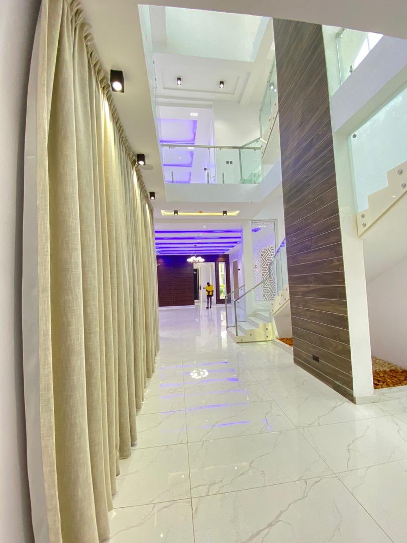 Chibusonmaokara's tweet photo. For Sale
5  Bedroom Detached Duplex with BQ, Swimming Pool and Cinema 
Location : Arcdia Groove Estate. Osapa. Lagos.
Price : 300 Million Naira asking. 
• Swimming Pool • Luxurious House Cinema • Automation
• All rooms ensuite
• 2 living rooms
• 1 rooms Bq
• Fitted kitchen https://t.co/sYorHeO52E