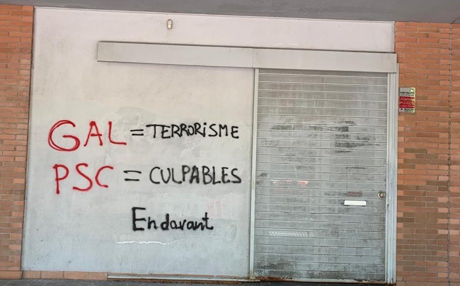 pscvoriental's tweet image. La seu del PSC #VallèsOriental tornem a ser víctimes del vandalisme d’ @Endavant_VO. Tornem a ser atacats amb pintades que condemnem com sempre enèrgicament i que no faran que ens desviem de seguir treballant i defensant la tolerància, la llibertat, la democràcia i el diàleg.