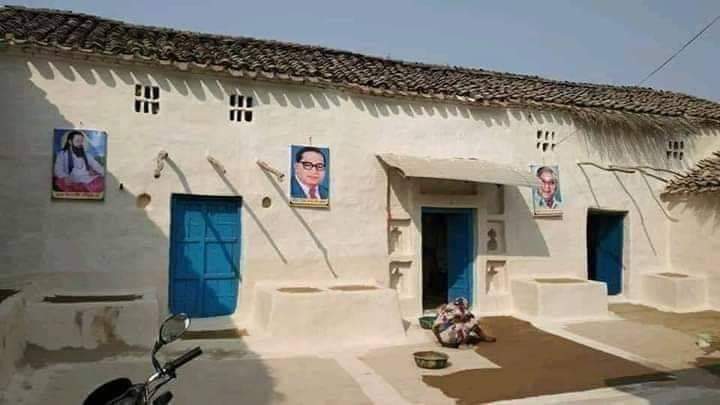 ManojKumjatav6's tweet photo. ऐसा मकान किसी ने देखा है
ऐसा घर किसी ने देखा है
हमारे लिए ये न मकान है और न ही घर है
हमारे लिए ये किसी "महल" से कम नहीं है और
ऐसे "महलों" के मालिक किसी राजा रानी से कम नहीं !
#जयभीम
#dalitlivesmatterindia
#savedalitinup https://t.co/1RyozdmyAG